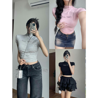 Áo baby tee form ôm cổ lọ chữ kim tuyến nổi