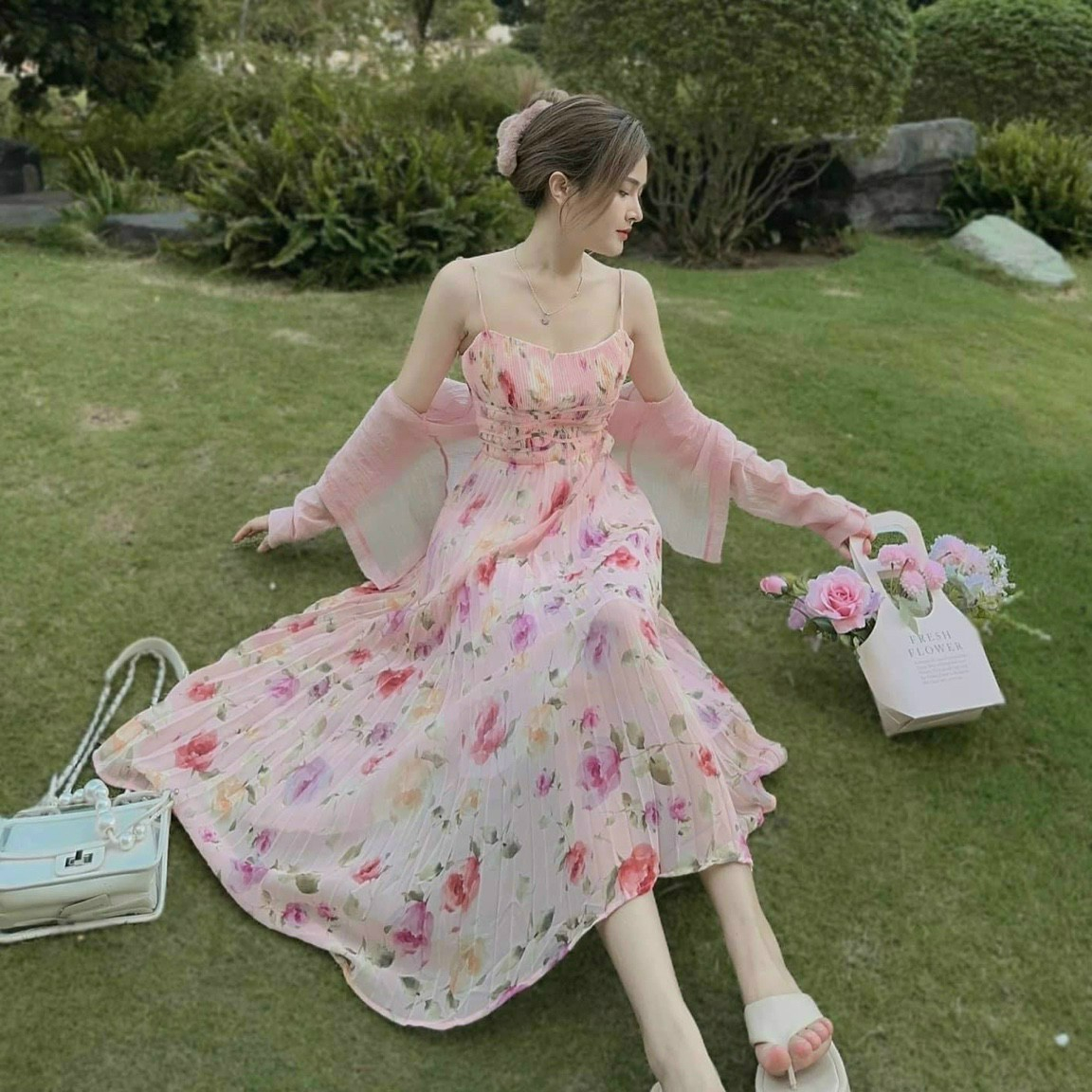 Set đầm thiết kế 2 dây kèm áo khoắc lụa tơ dài tay 2 màu in hoa siêu xinh