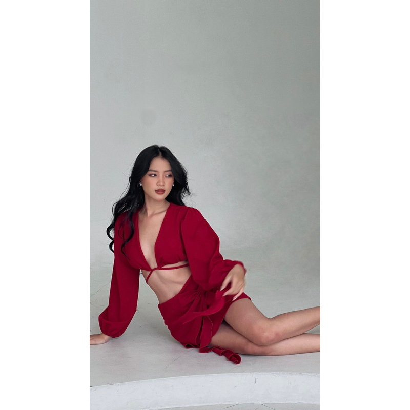Set áo crotop tay dài phồng phối thắt dây và chân váy ngắn xoắn nơ đỏ sang trọng - Byveestyle