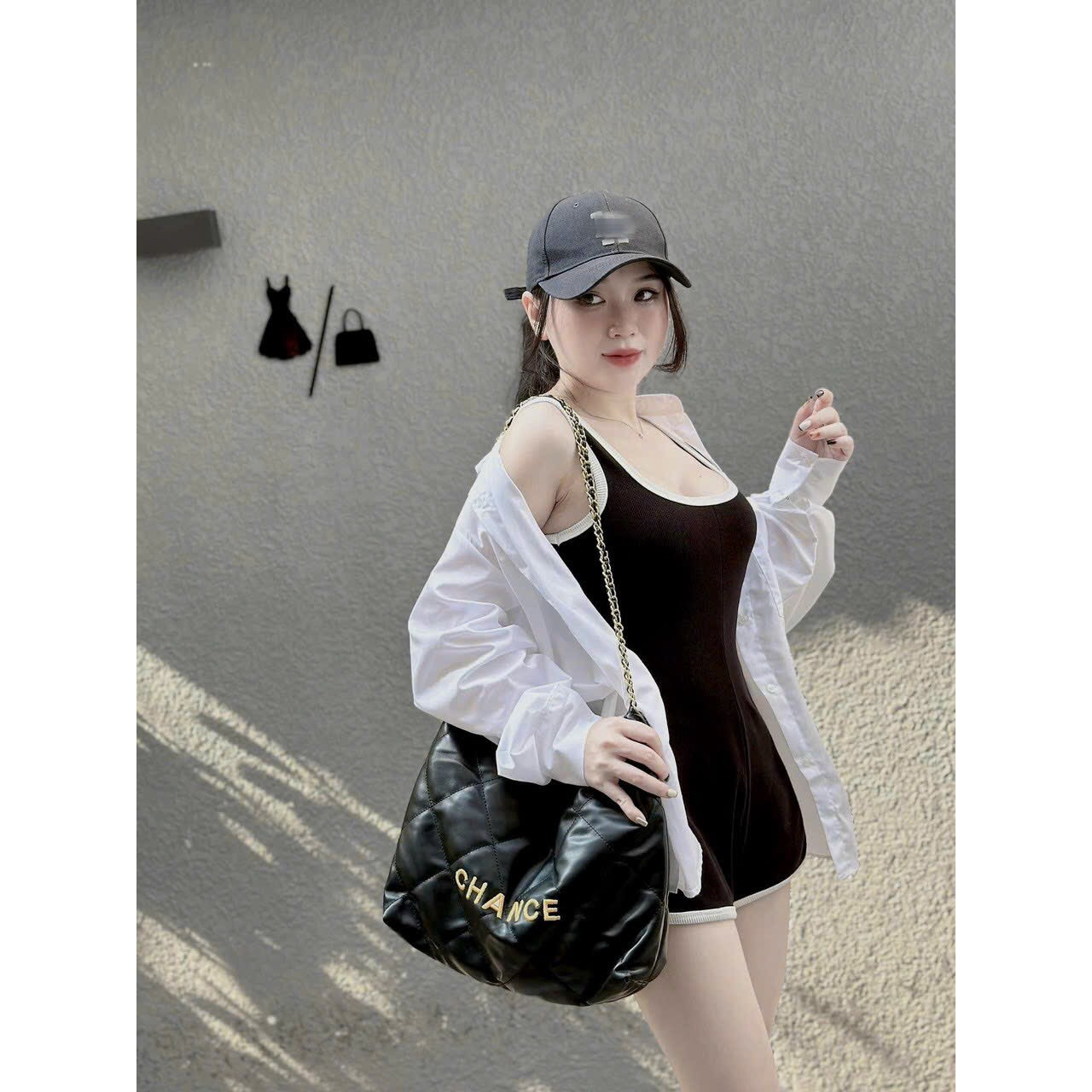 Jumsuilt body 2 dây màu đen cổ tròn phối viền tôn dáng, jum đùi đi biển ba lỗ kèm khoác trắng
