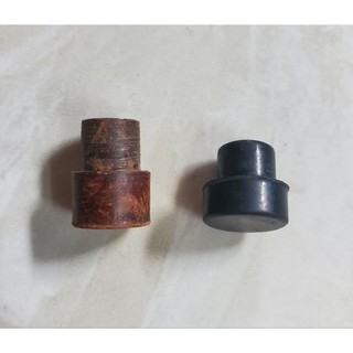 Nút bịt ty tăng cam bằng cao su và gổ.