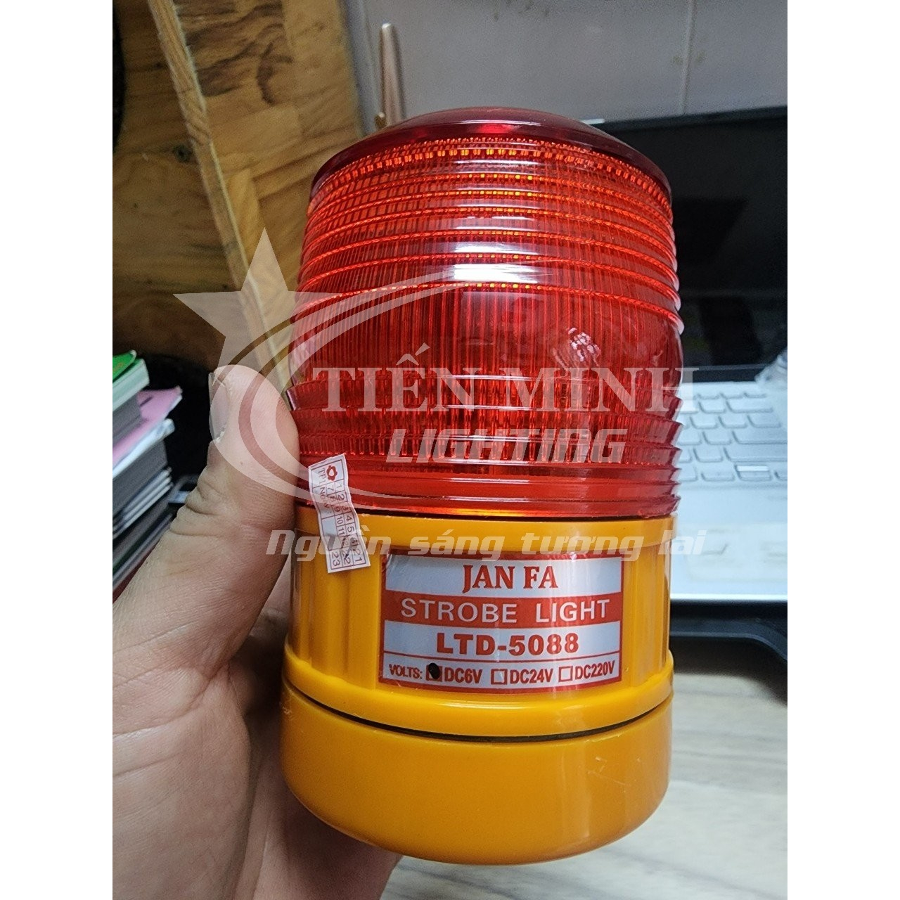 Đèn quay cảnh báo dùng pin cảnh báo khu vực đang thi công hay nơi nguy hiểm, dùng liên tục 120 tiếng