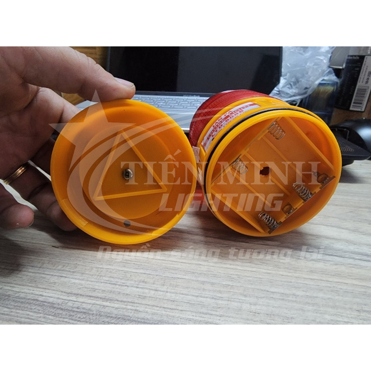 Đèn quay cảnh báo dùng pin cảnh báo khu vực đang thi công hay nơi nguy hiểm, dùng liên tục 120 tiếng