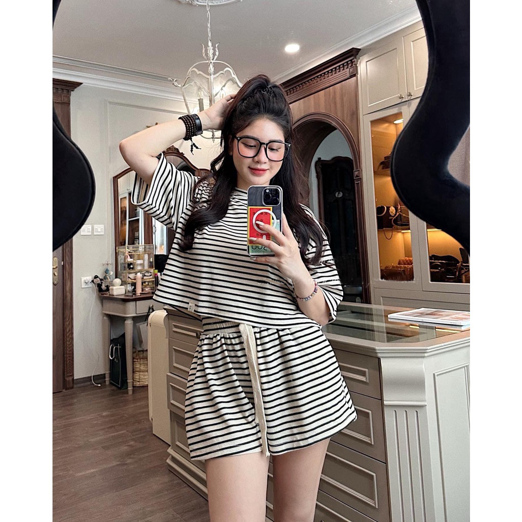 Bộ Đùi Nữ Áo Croptop Dáng Rộng Kẻ Ngang Cá Tính Trẻ Trung ( mã BKS02 )