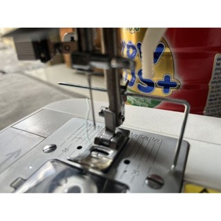 Cữ gắn chân vịt chần bông thẳng hoặc gắn vào đế chân vịt máy may gia đình