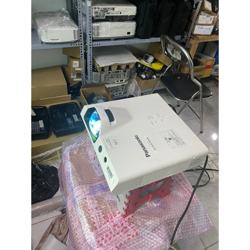 Máy chiếu gần chính hãng Panasonic PT-TW351R mới 99%