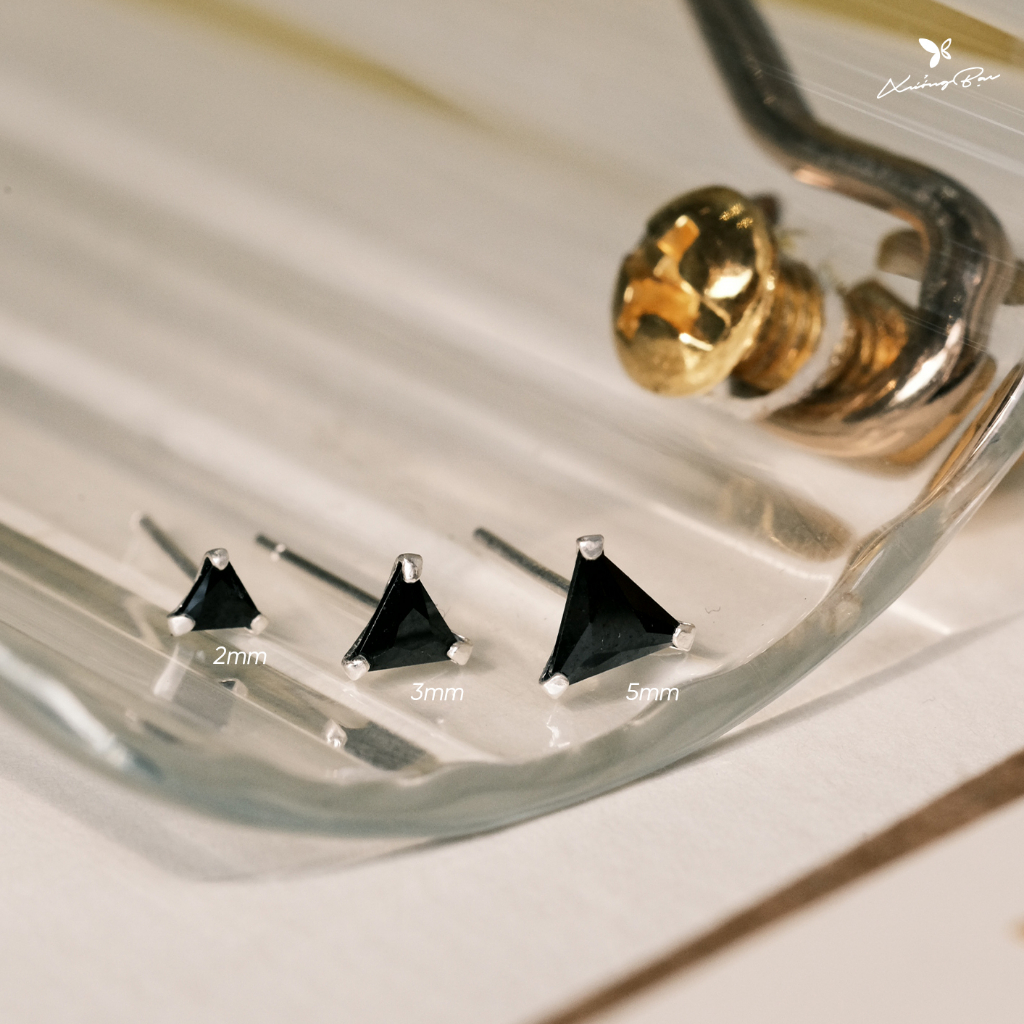 Khuyên tai nụ đá họa tiết tam giác Xưởng Bạc, bông tai bạc nam nữ, unisex đeo vị trí Hellix, Tragus, Conch KNDTG.65