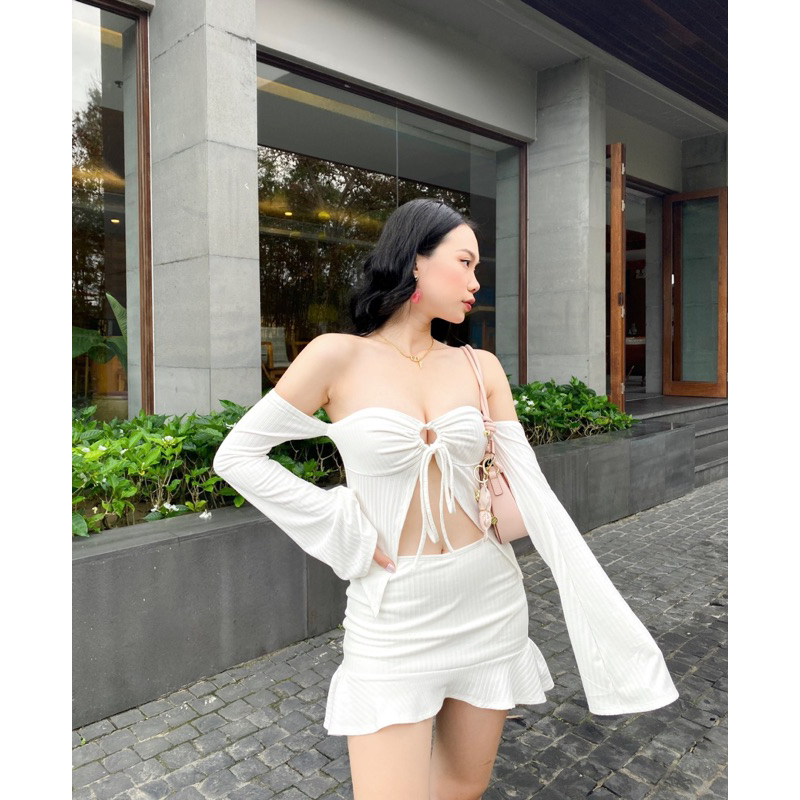 “𝐖𝐇𝐈𝐓𝐄 𝐁𝐔𝐓𝐓𝐄𝐑𝐅𝐋𝐘” Fullset áo trễ vai, chân váy thun co giãn mềm mịn