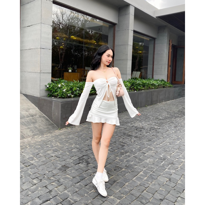 “𝐖𝐇𝐈𝐓𝐄 𝐁𝐔𝐓𝐓𝐄𝐑𝐅𝐋𝐘” Fullset áo trễ vai, chân váy thun co giãn mềm mịn