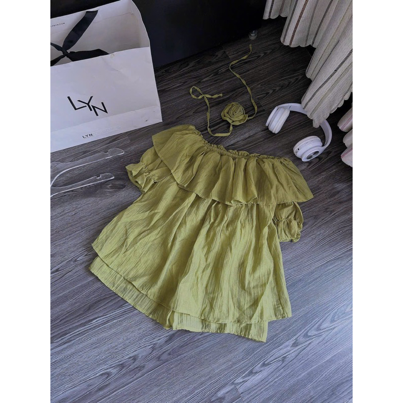 Set Bộ Tơ Nhăn Áo Trễ Vai Rộng + Quần Short Đùi + Hoa