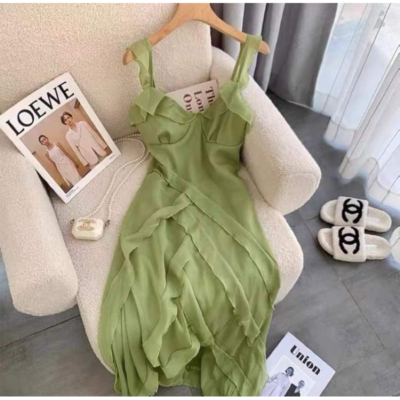 Váy đi biển hai dây bèo dáng xuông màu sắc hot trend 2023