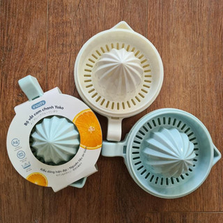 Bộ vắt cam chanh cỡ nhỏ Yoko - Phễu lọc dạng chóp hình mũi khế, phân lọc các rãnh nhỏ giúp vắt kiệt nước cam