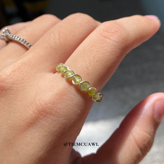 Nhẫn đá Peridot xoắn