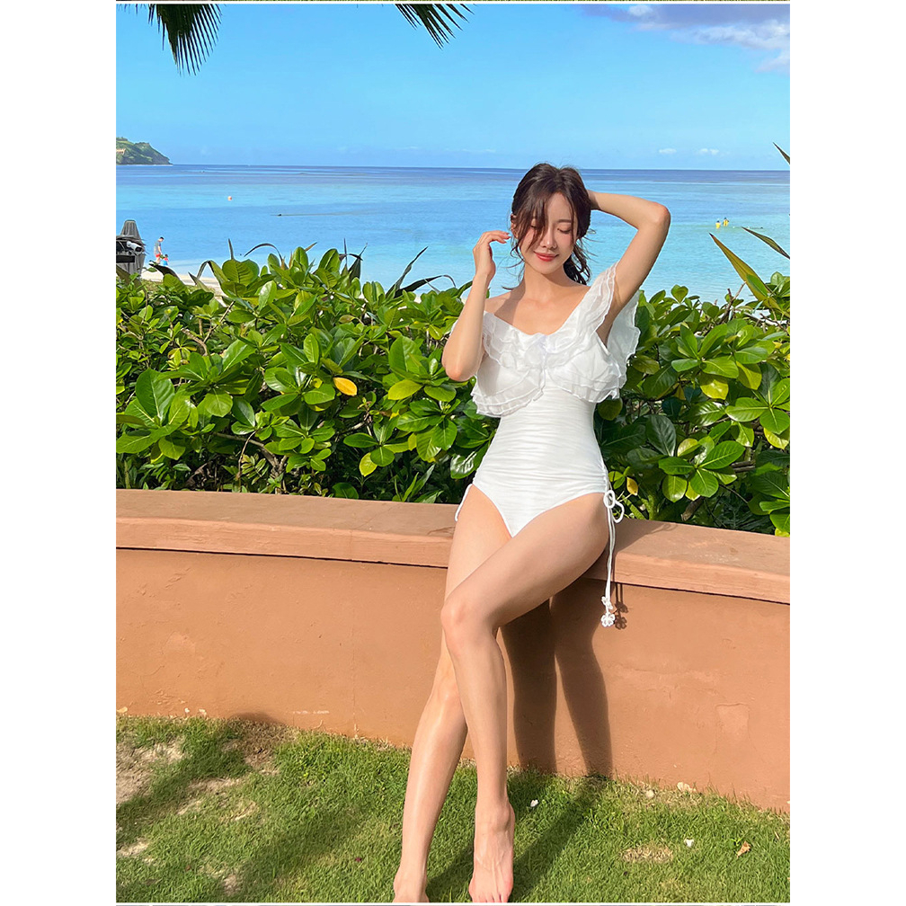 Bikini 2023 tiểu thơ Hàn Quốc, cổ hoa bồng mặc 2 kiểu, hở vai, gen bụng đồ bơi monokini màu trắng sang trọng, quyến rũ