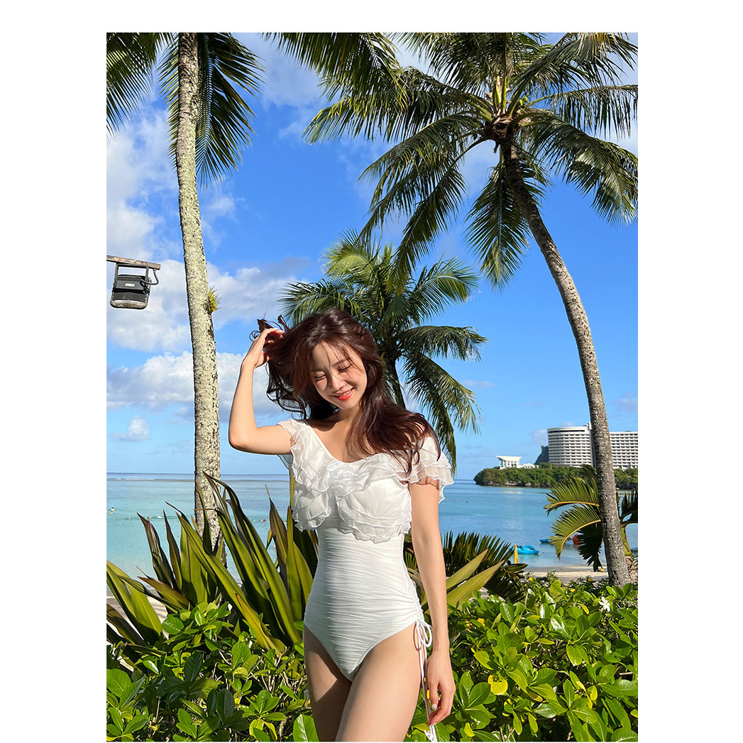 Bikini 2023 tiểu thơ Hàn Quốc, cổ hoa bồng mặc 2 kiểu, hở vai, gen bụng đồ bơi monokini màu trắng sang trọng, quyến rũ