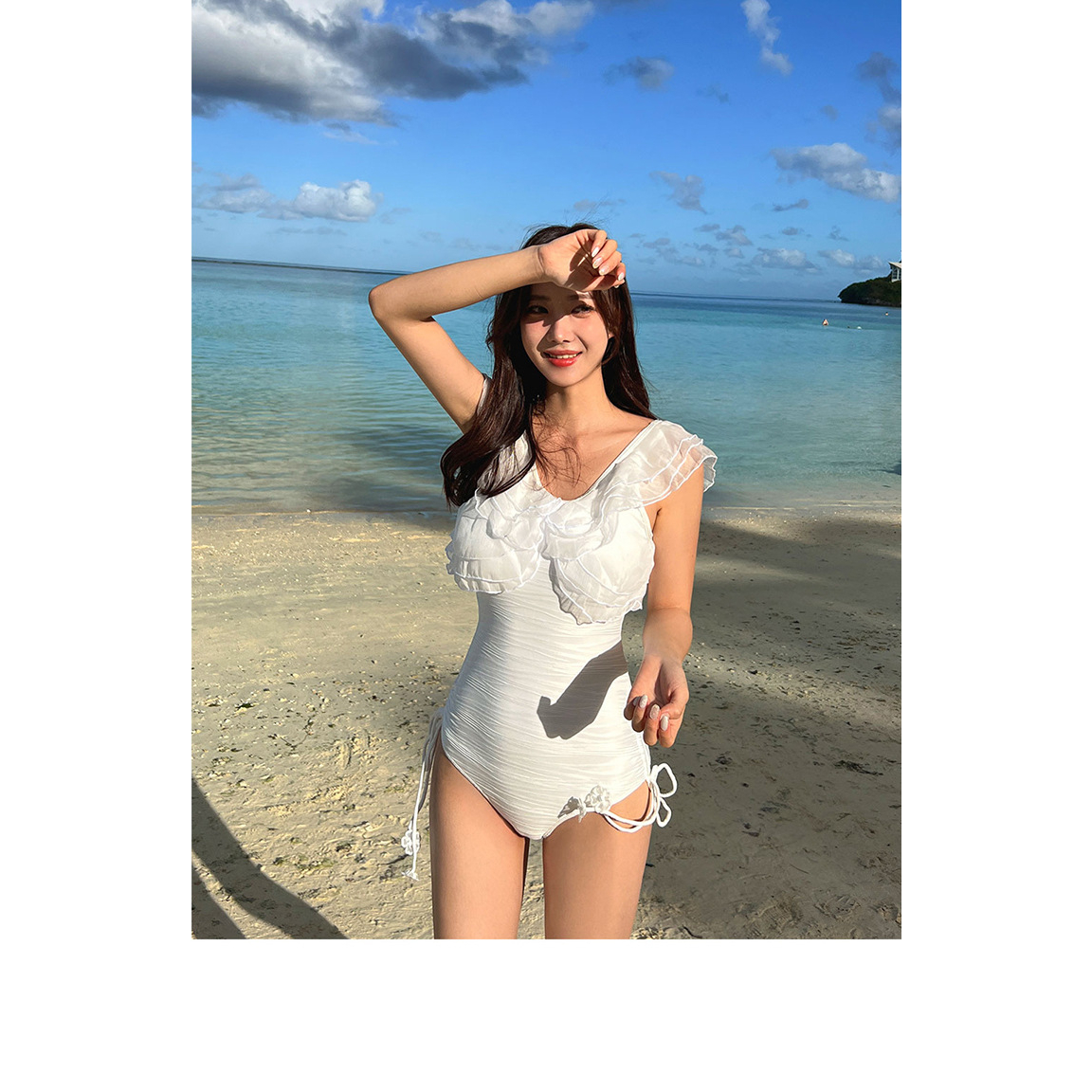 Bikini 2023 tiểu thơ Hàn Quốc, cổ hoa bồng mặc 2 kiểu, hở vai, gen bụng đồ bơi monokini màu trắng sang trọng, quyến rũ