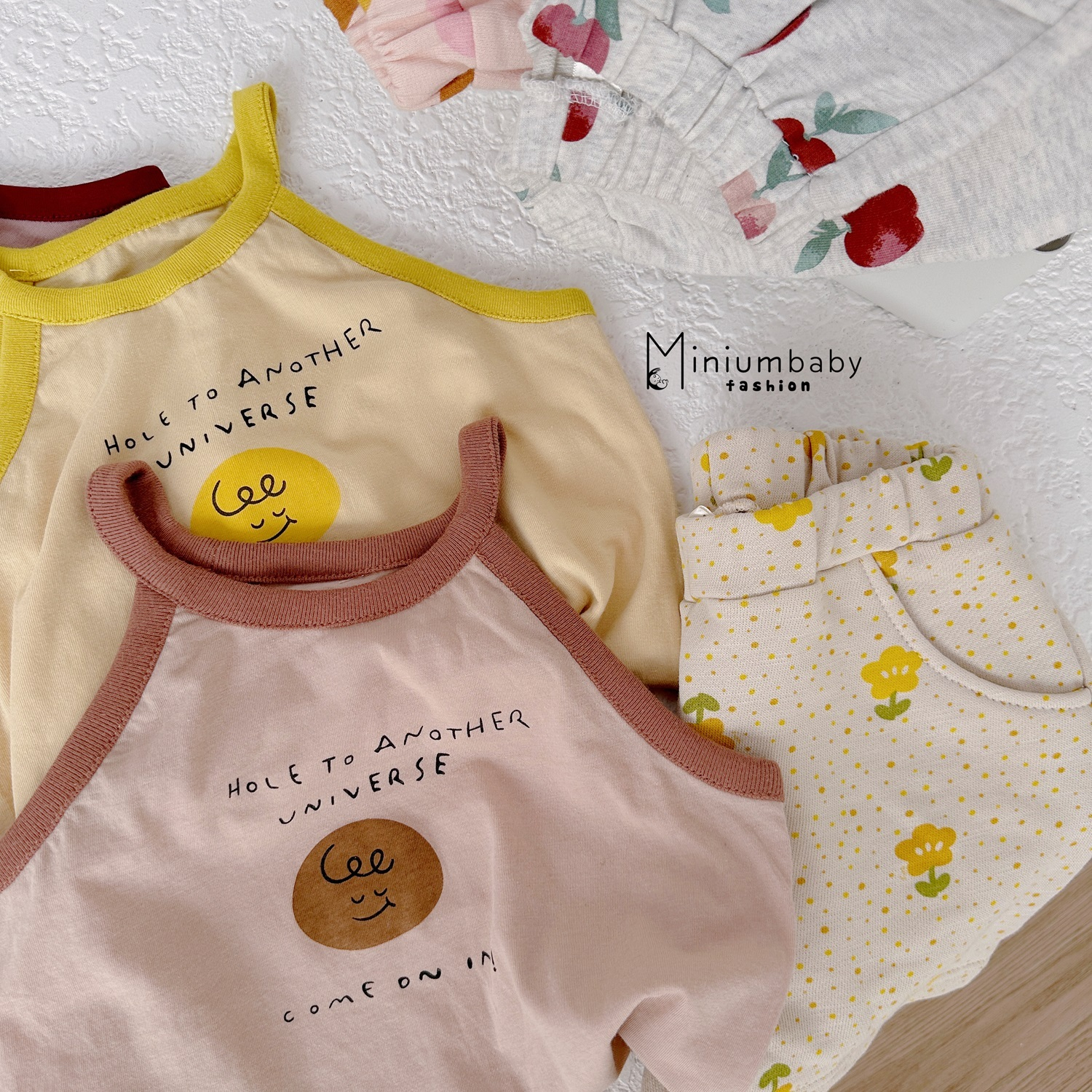 Bộ đồ 2 dây cho bé gái, áo phối viền in chữ,mặt cười chất liệu 100% cotton thoáng mát thấm hút mồ Miniumbaby-SB1540