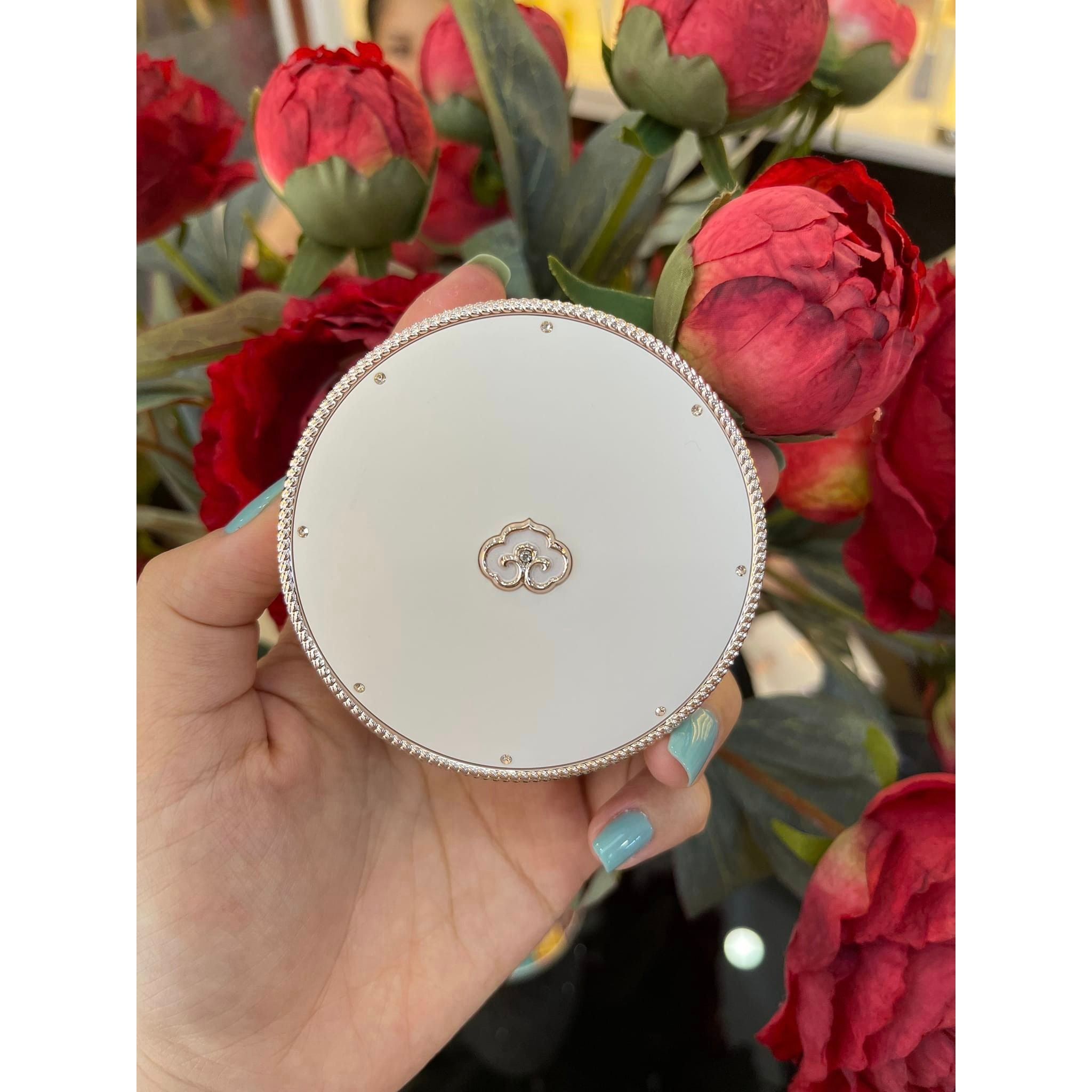 Phấn Nước Dưỡng Trắng, Chống Nắng & Nâng Tone Da Whoo Radiant White Tone Up Sun Cushion