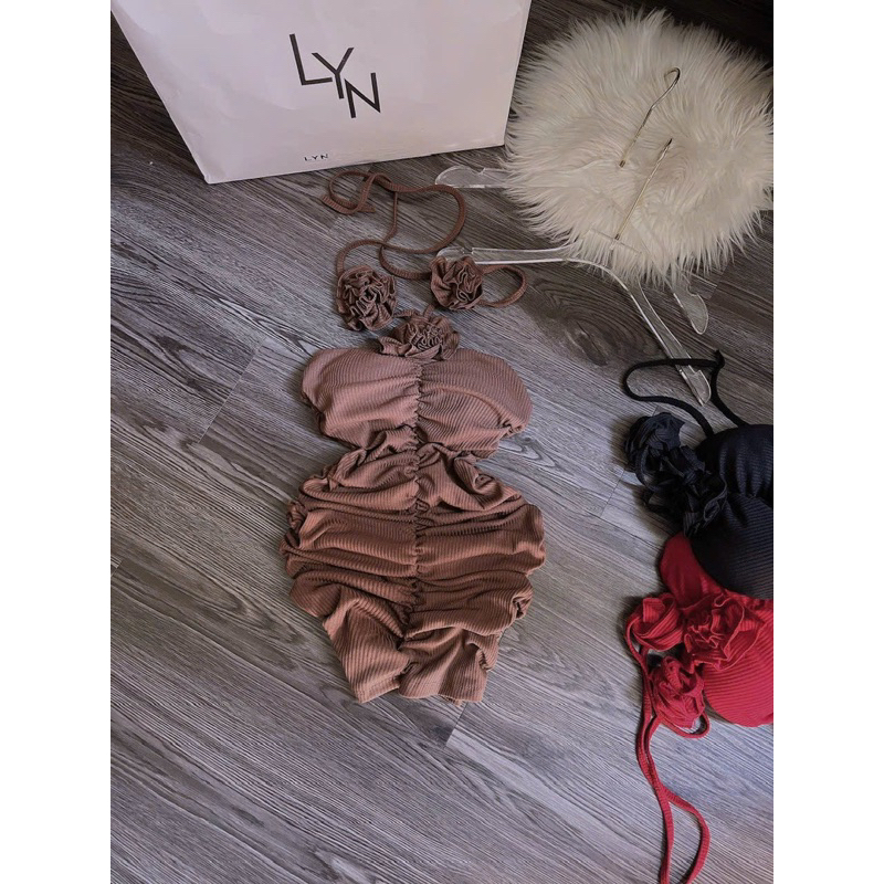 Đầm Ống Đính Hoa Hồng Nhún Thân Cúp Mút Ngực Chất Gân Tăm + Hoa Đeo