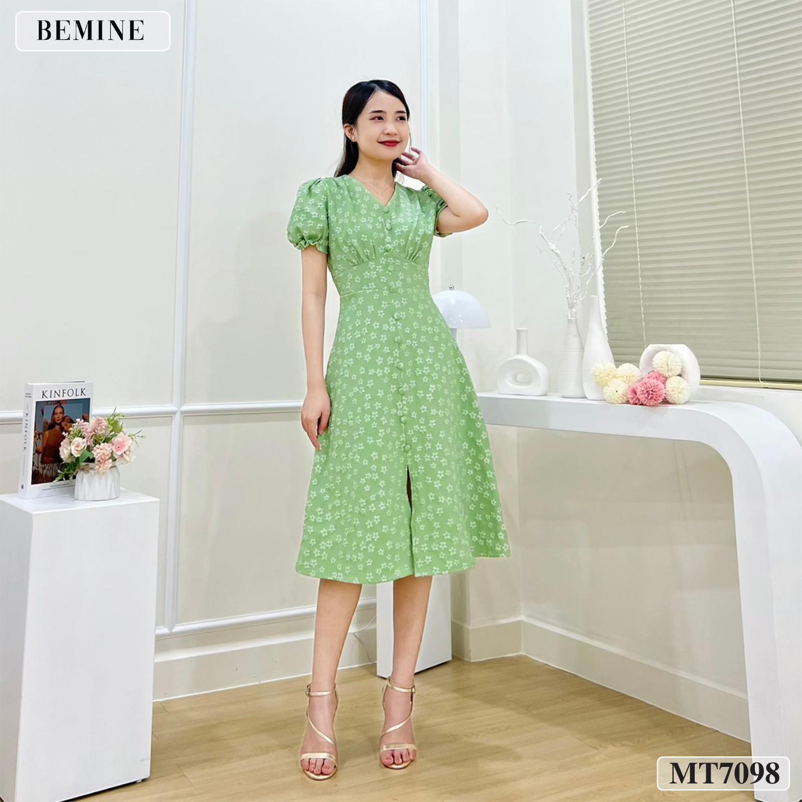 Đầm hoa nhí cổ V tay phồng tùng xẻ tà BEMINE MT7098