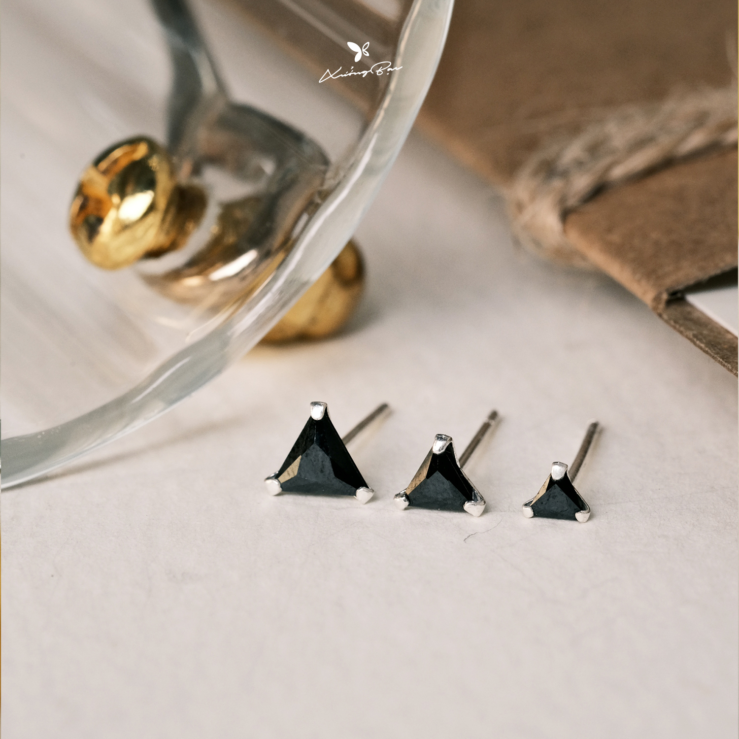 Khuyên tai nụ đá họa tiết tam giác Xưởng Bạc, bông tai bạc nam nữ, unisex đeo vị trí Hellix, Tragus, Conch KNDTG.65