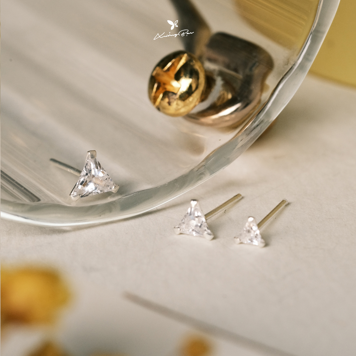 Khuyên tai nụ đá họa tiết tam giác Xưởng Bạc, bông tai bạc nam nữ, unisex đeo vị trí Hellix, Tragus, Conch KNDTG.65