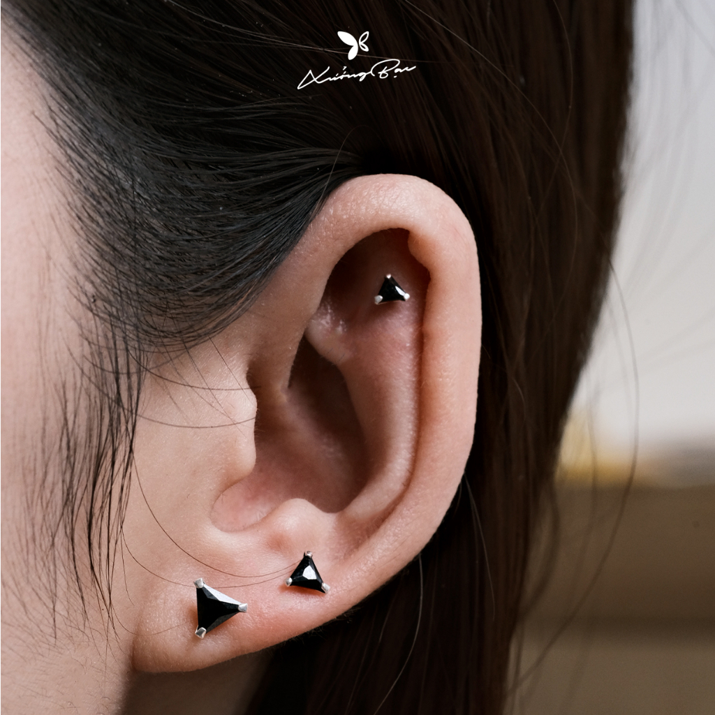 Khuyên tai nụ đá họa tiết tam giác Xưởng Bạc, bông tai bạc nam nữ, unisex đeo vị trí Hellix, Tragus, Conch KNDTG.65