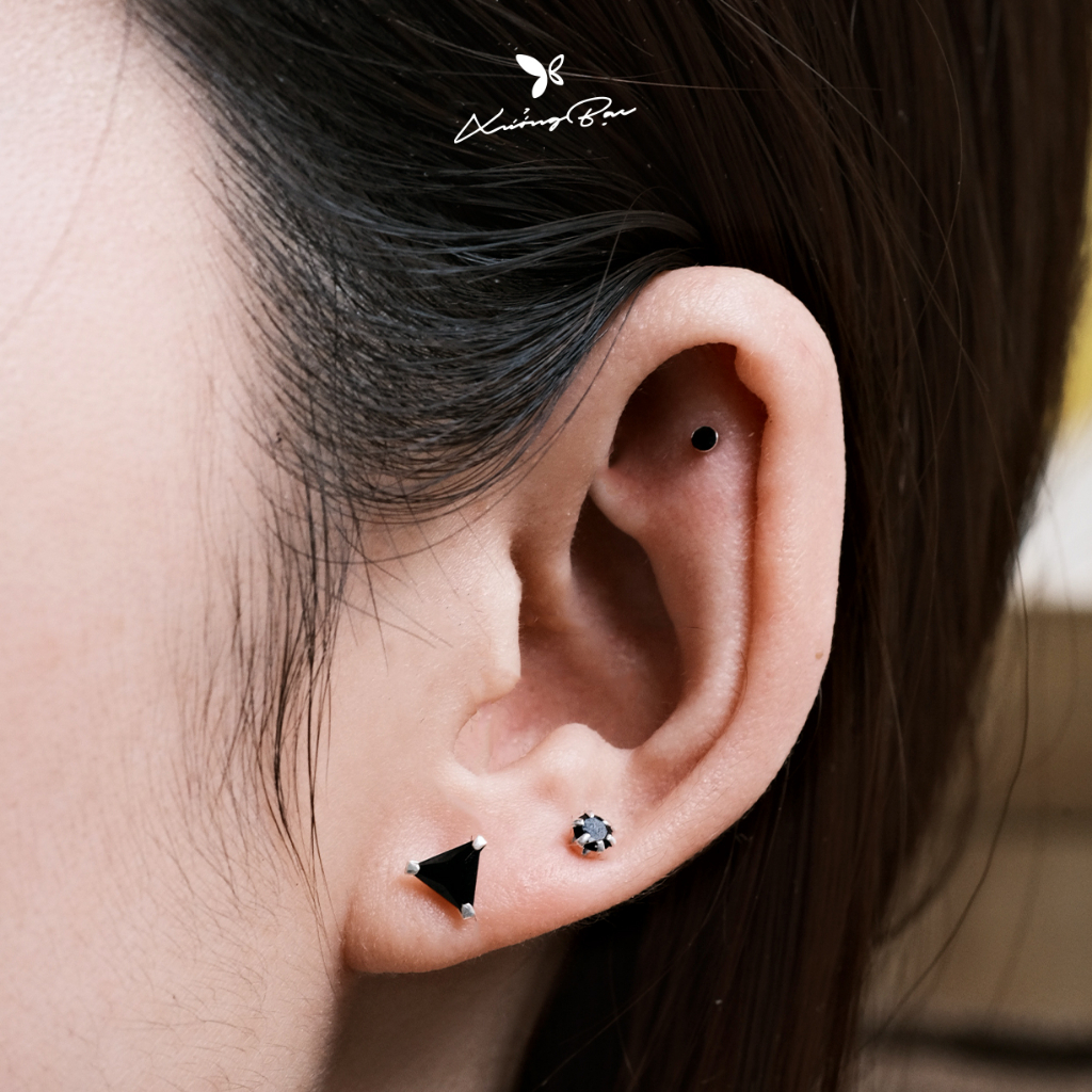 Khuyên tai nụ đá họa tiết tam giác Xưởng Bạc, bông tai bạc nam nữ, unisex đeo vị trí Hellix, Tragus, Conch KNDTG.65