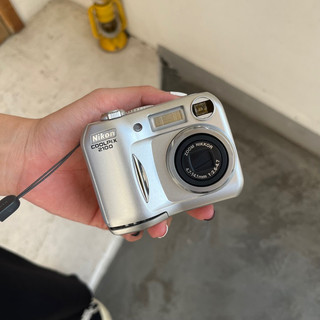 MÁY ẢNH NIKON COOLPIX 2100