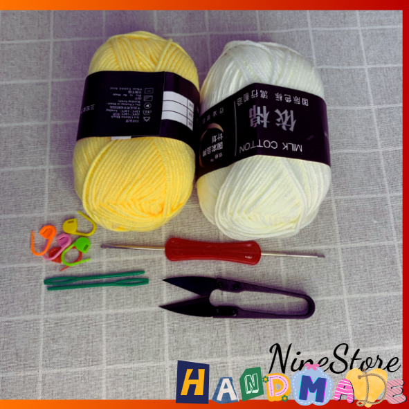 Set học móc len cho người mới bắt đầu gồm 2 cuộn len, 1 cây móc len 2 đầu, 5 ghim cài, 1 kéo bấm, 2 kim nhựa