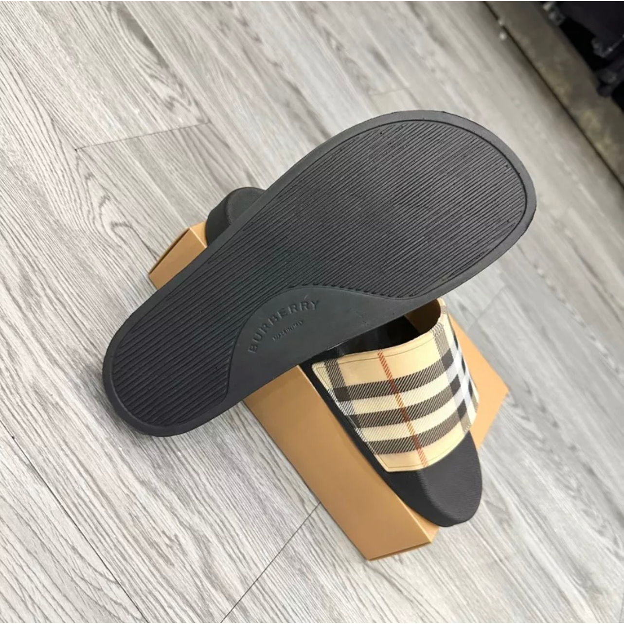 Dép bbr nam cao cấp, dép nam kẻ sọc quai ngang màu vàng đế đen in chữ bbr