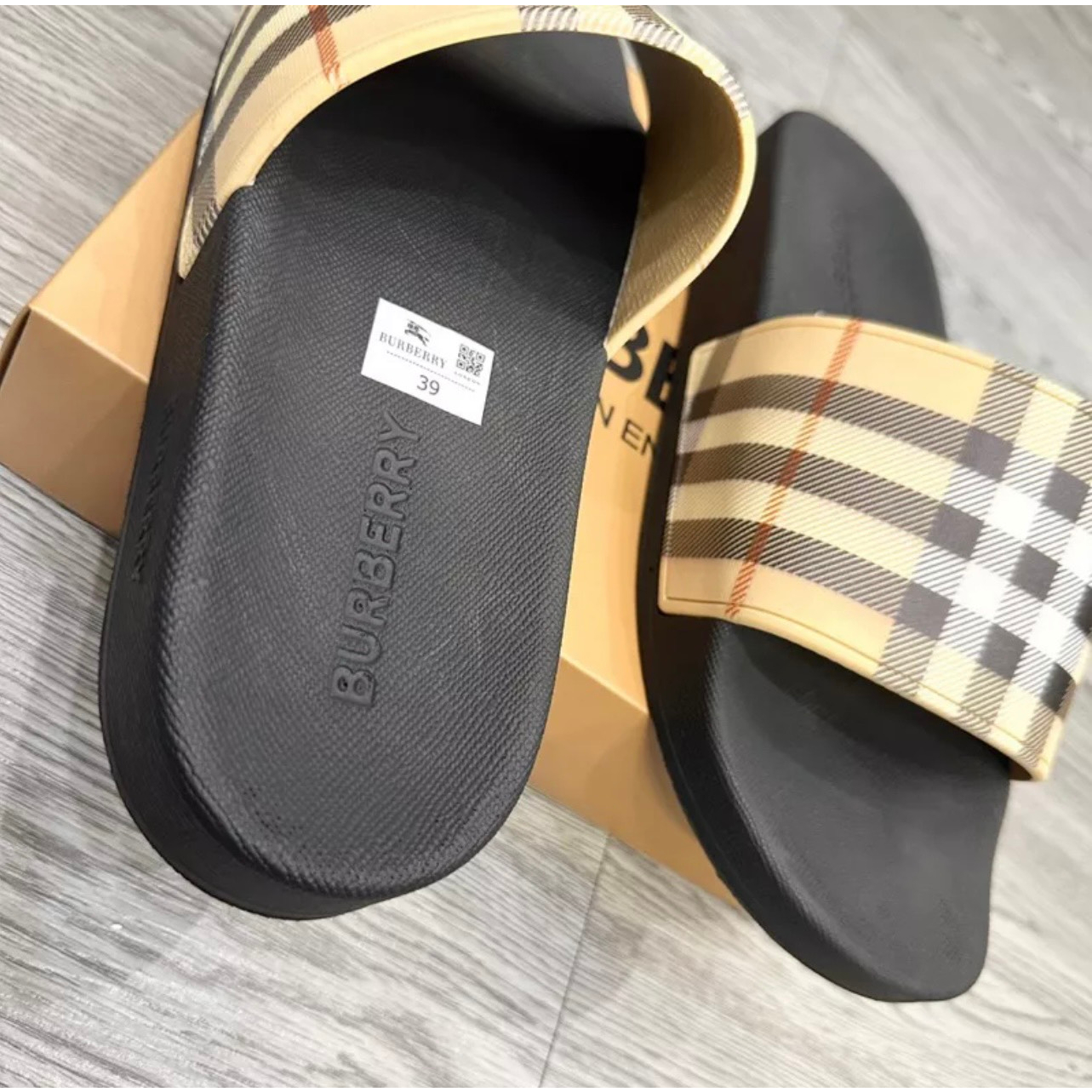 Dép bbr nam cao cấp, dép nam kẻ sọc quai ngang màu vàng đế đen in chữ bbr