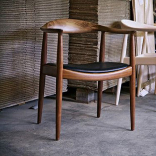 Ghế Wegner PP503 thiết kế trang nhã và tươm tất khiến chiếc ghế này trở thành lựa chọn cho cả phòng ăn và văn phòng