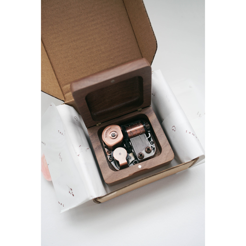 HỘP QUÀ TẶNG - bao gồm ruy băng,con dấu và hoa khô