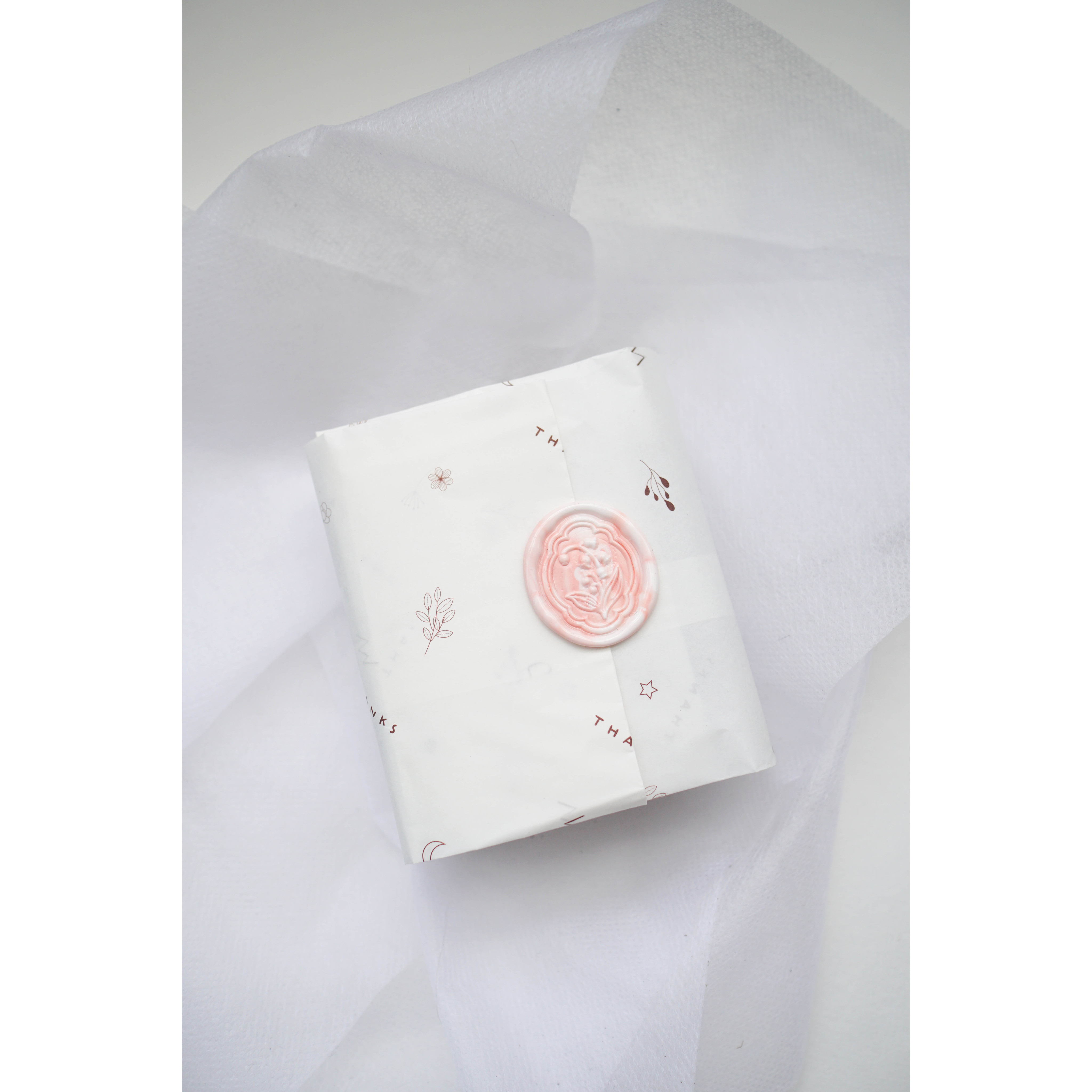 HỘP QUÀ TẶNG - bao gồm ruy băng,con dấu và hoa khô