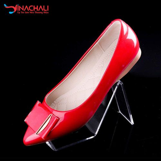 Kệ mica trưng bày giày dép nhiều màu, đẹp chắc chắn