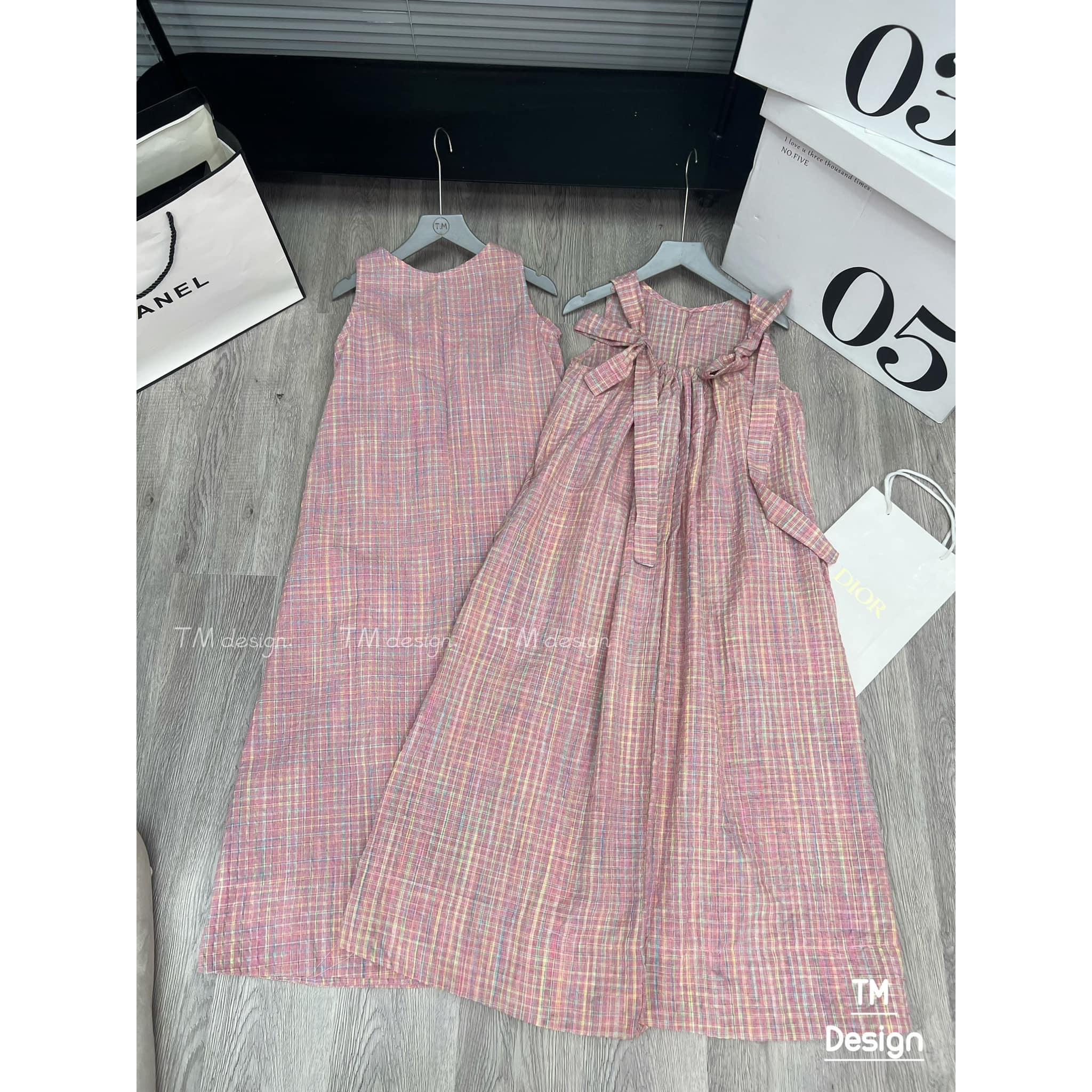Váy kẻ hồng dáng rộng buộc dây xinh xinh