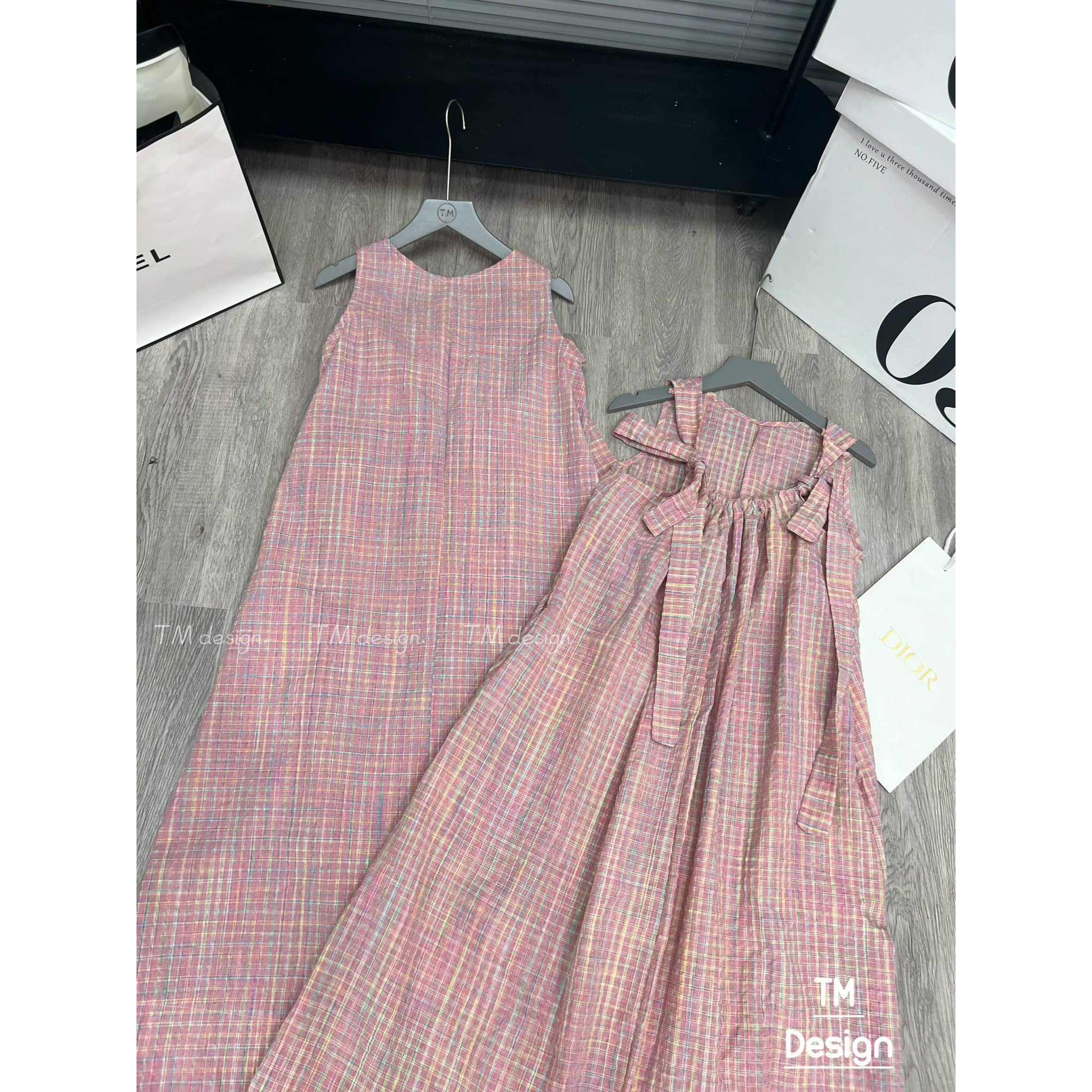 Váy kẻ hồng dáng rộng buộc dây xinh xinh