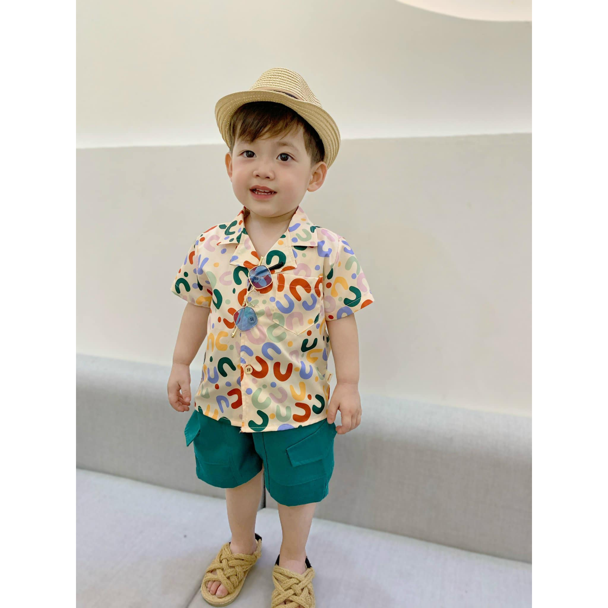 Bộ sơ mi bé trai Bernie đi biển cầu vồng quần kaki cho bé từ 9-22kg