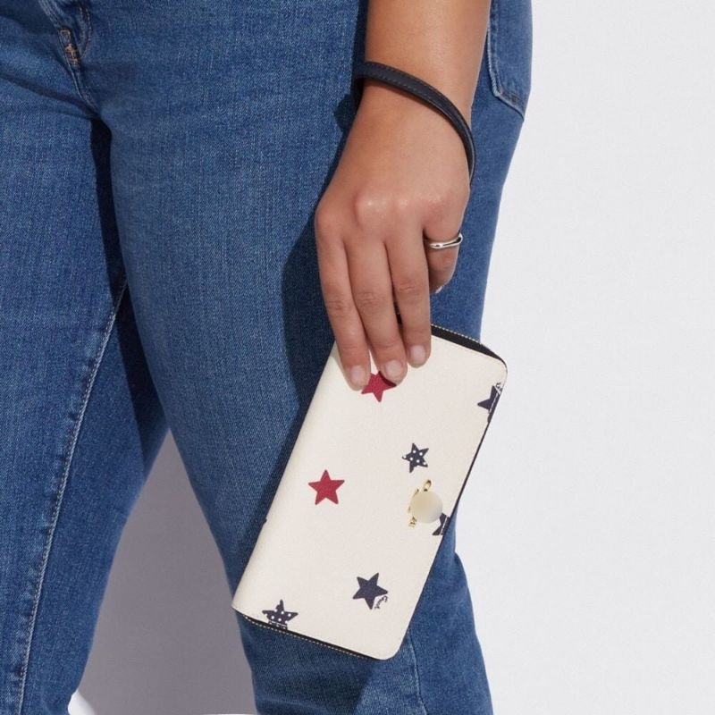 VÍ COACH Long Zip Around Wallet With American Star Print