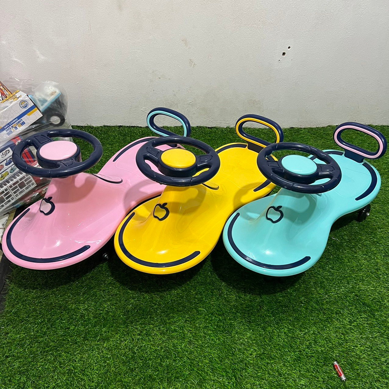 Xe lắc chòi chân in hình quả táo có đèn nhạc phát sáng xung quanh cho bé từ 1 đến  8 tuổi