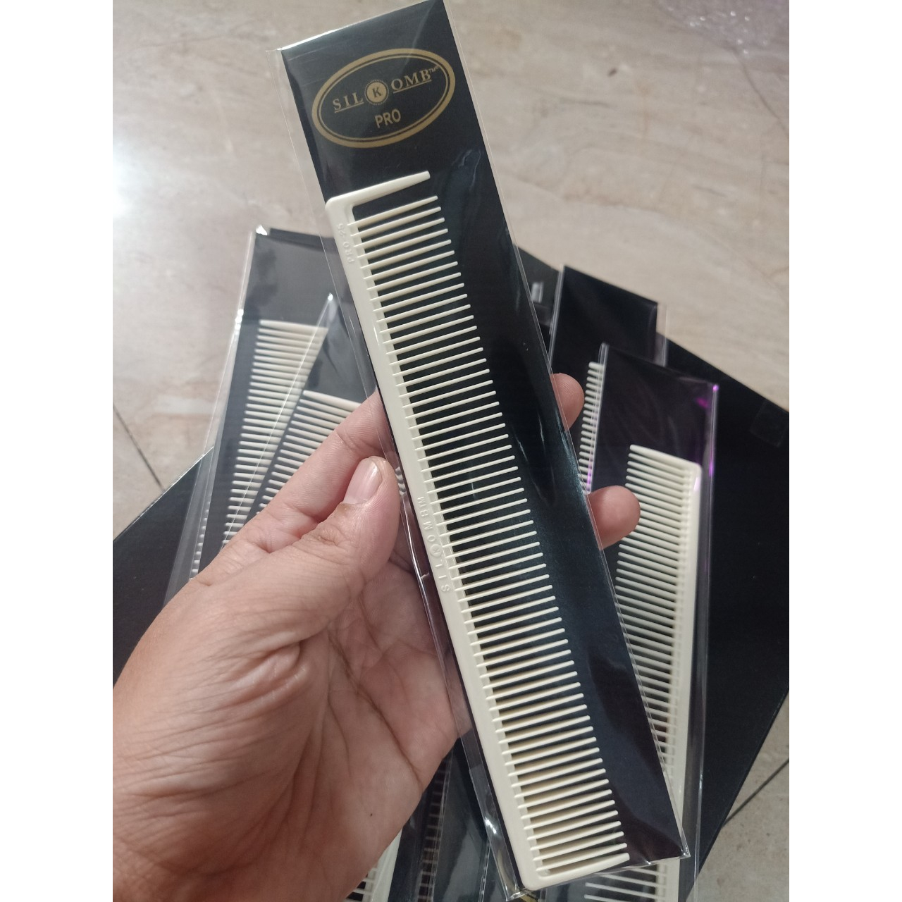Lước cắt tóc răng thưa đều