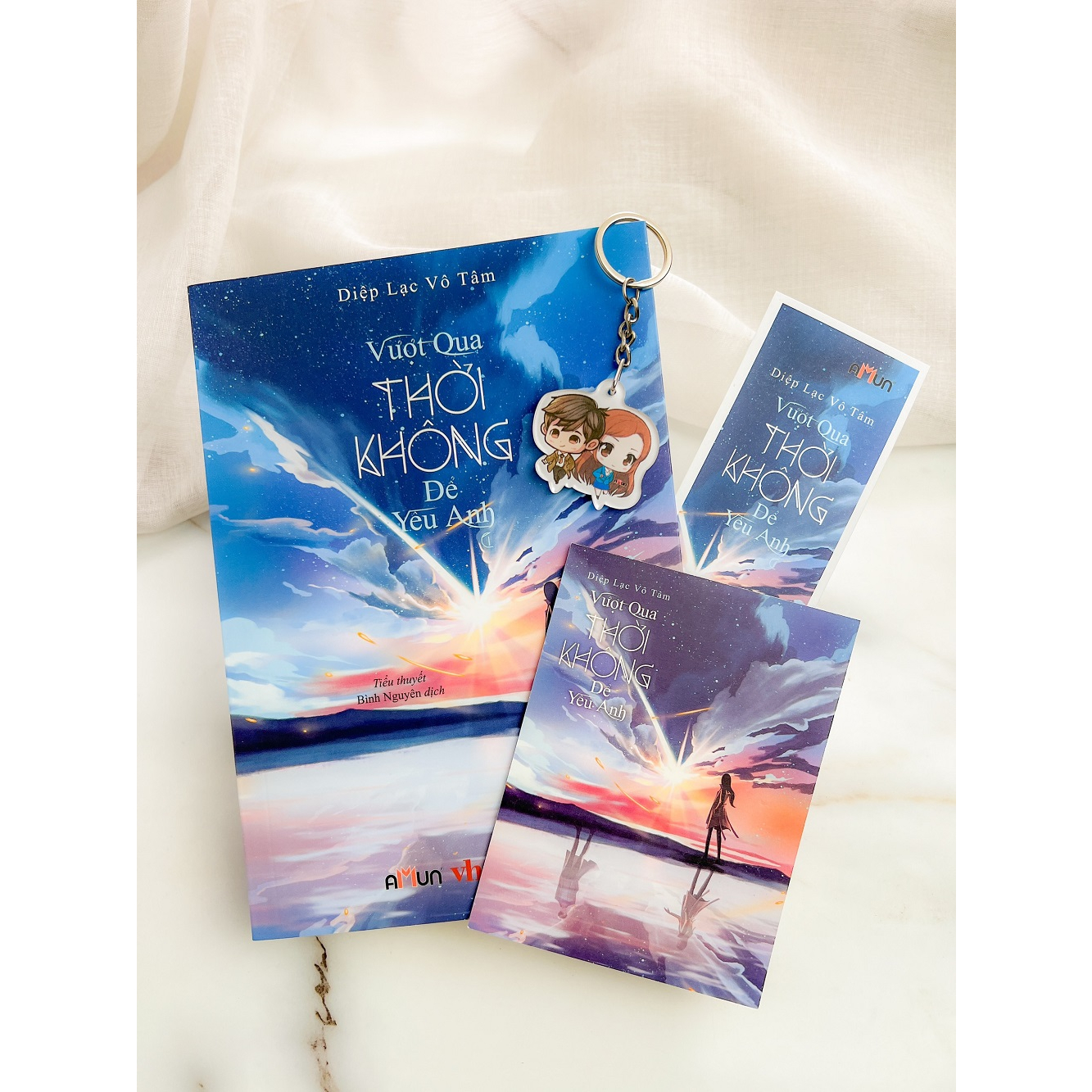 Sách - Combo Vượt Qua Thời Không Để Yêu Anh (2 Tập) - Bản Đặc Biệt Tặng Postcard Chữ Ký Tác Giả - Móc khoá (SL Có Hạn)