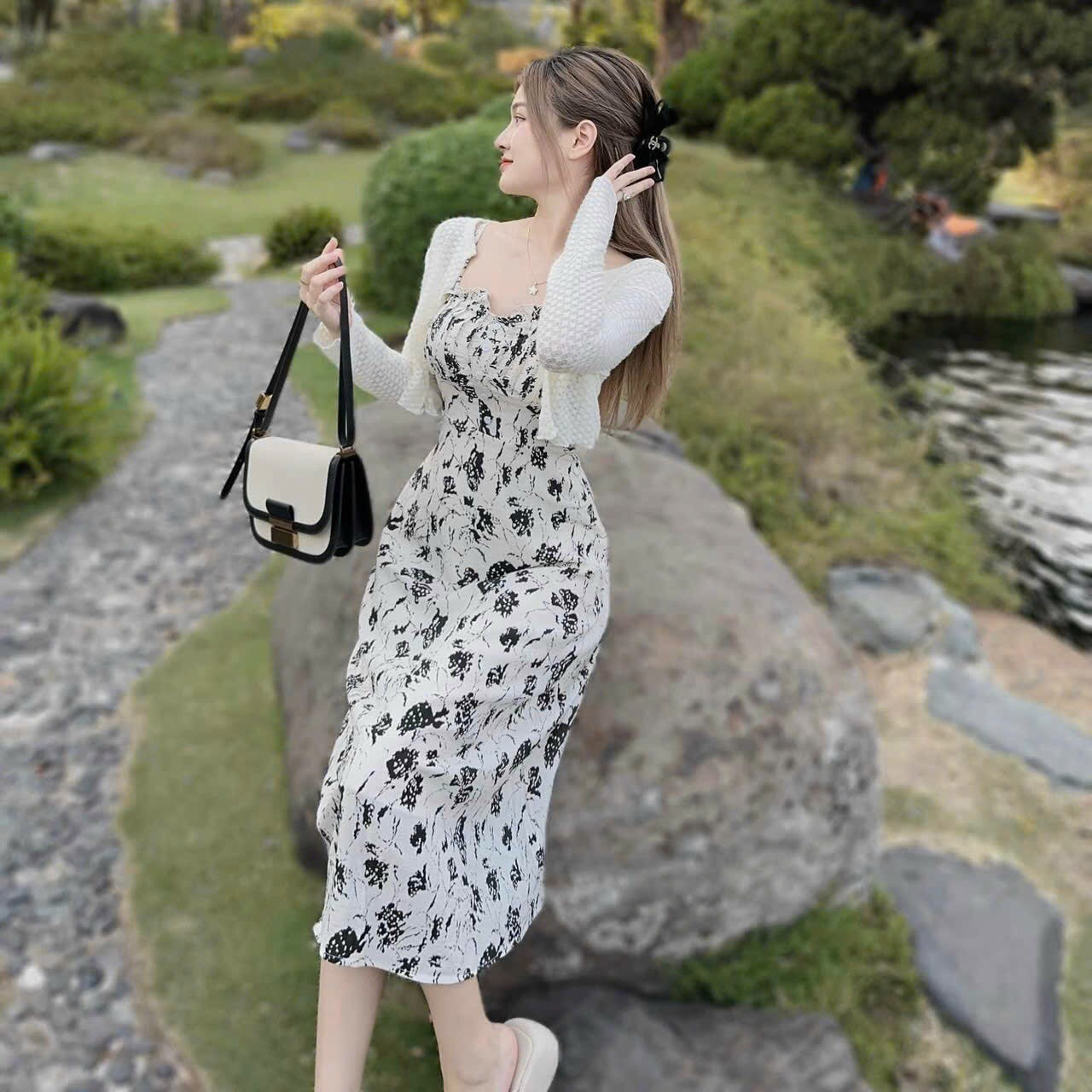 ĐẦM XÒE HAI DÂY CÓ MÚT BÈO NGỰC VÀ ÁO KHOÁC