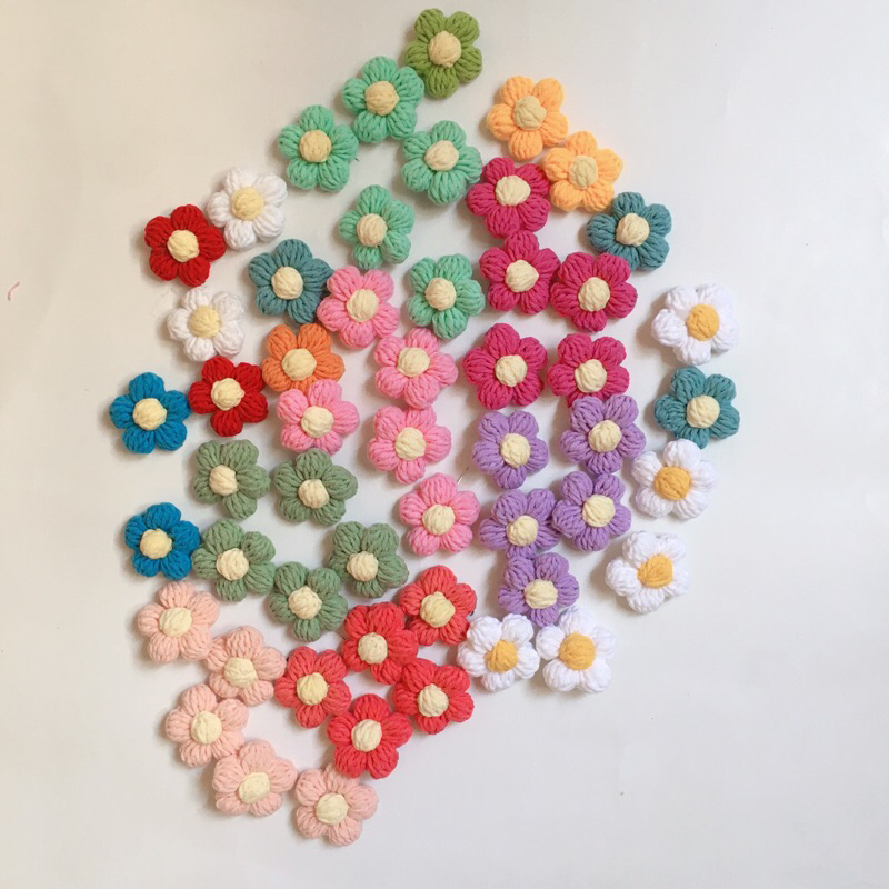 Ghim cài bông hoa lên balo, túi xách, quần áo