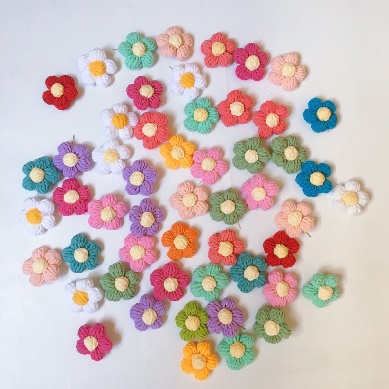 Ghim cài bông hoa lên balo, túi xách, quần áo