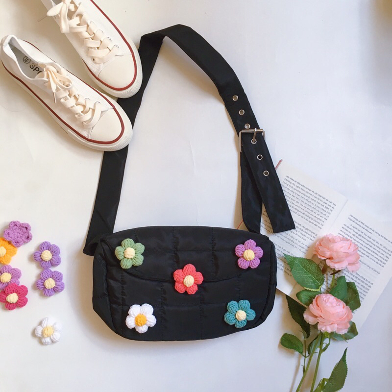 Ghim cài bông hoa lên balo, túi xách, quần áo