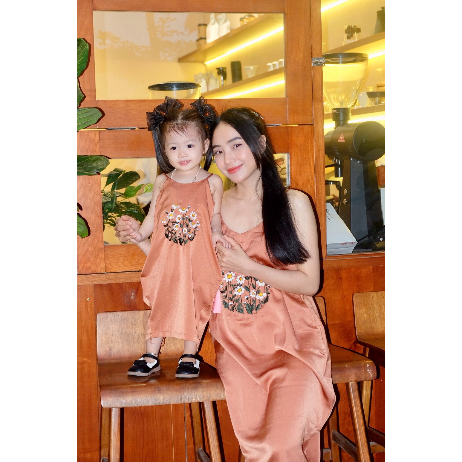 Set đầm váy 2 dây thêu hoa cúc cho mẹ và bé gái Anniebaby chất liệu lụa ngọc trai mềm mịn thoáng mát phong cách mùa hè