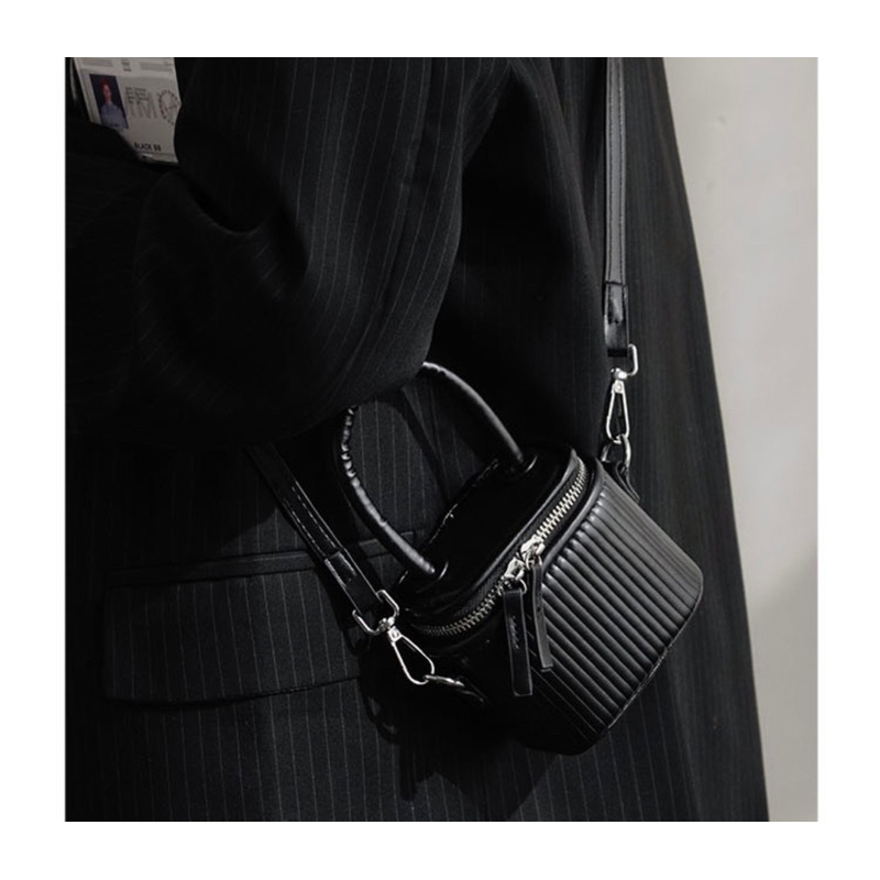 TÚI ĐEO CHÉO MINI VUÔNG XẾP LY QUAI NHĂN