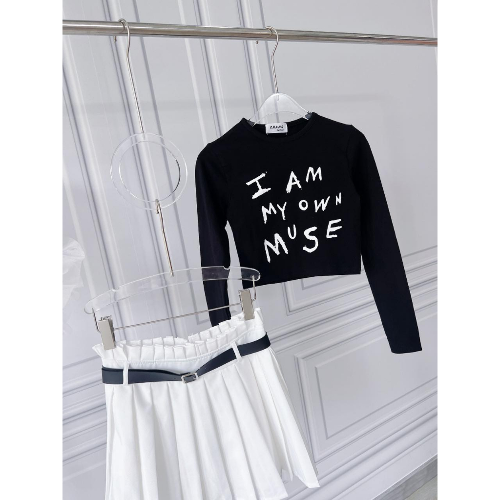 SET  ÁO CROPTOP ĐEN IN CHỮ TAY DÀI + CHÂN TRẮNG XẾP KÈM BELT